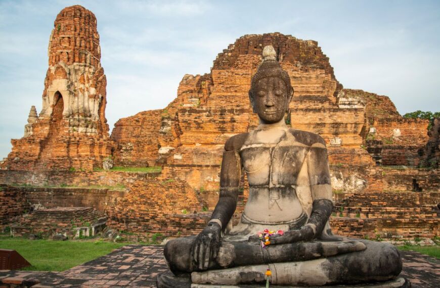 The Tempe Ruins of the Wat Mahathat in the City Ayutthaya