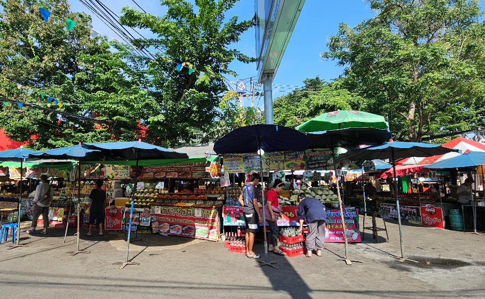 Chatuchuk market food stalls 