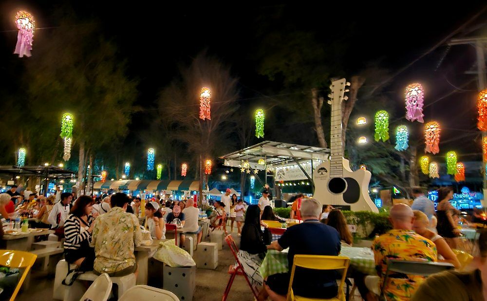 Tamarind night market in Hua Hin at 10pm