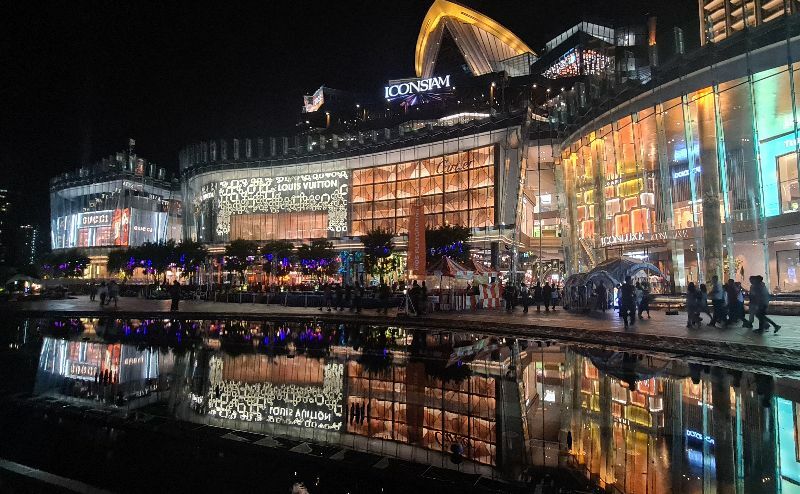 Icon Siam shopping mall in Bangkok at night 