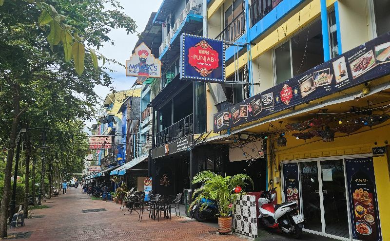 A number of Indian restaurants line the Ong Ang Canal