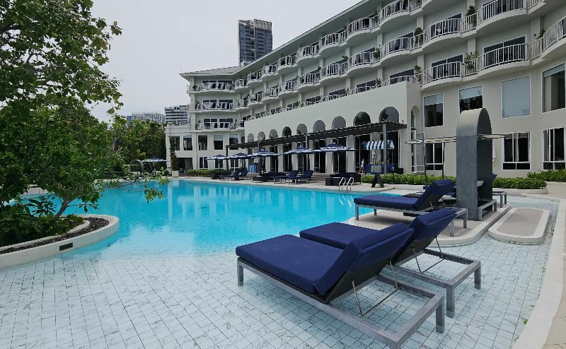 The swimming pool at Cross Pattaya Hotel