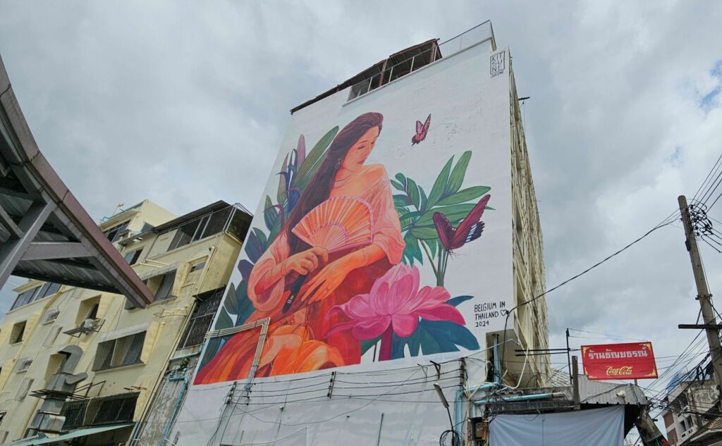 New mural in Song Wat Bangkok by Kitsune Jolene of a woman with a fan