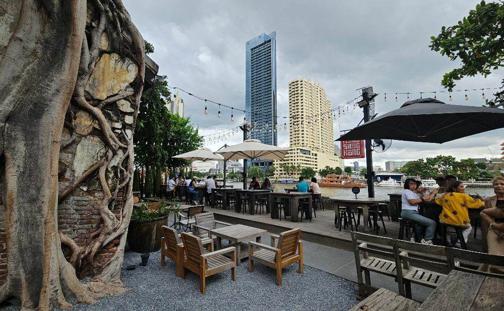 Hong Sieng Kong is one of the most famous cafes along the river near Marine Department Pier