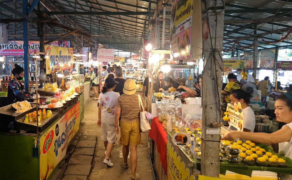 Wandering the food stalls at Khlong Lat Mayom Market 