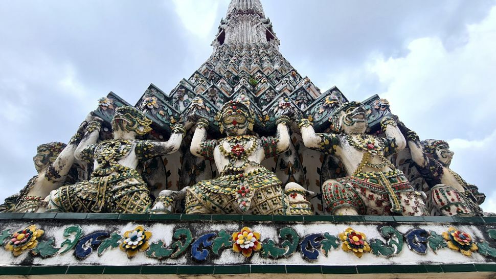 wat arun close up detailed view of the surface of the temple