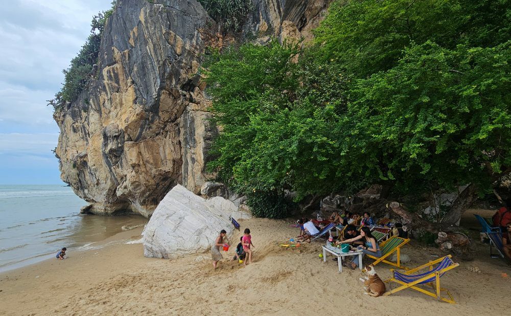 Khao Kalok Beach dining