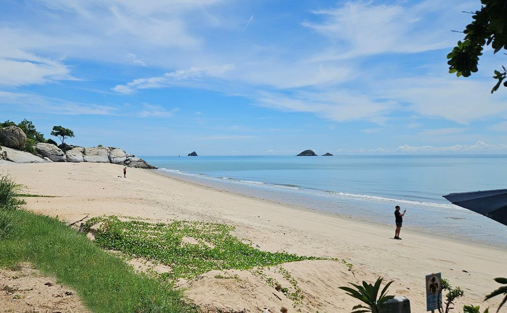 Sai Noi Beach looking north 