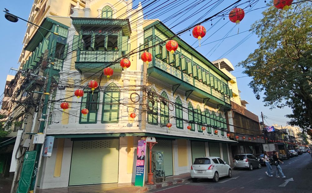 Yellow and green buildiing on Song Wat Road 