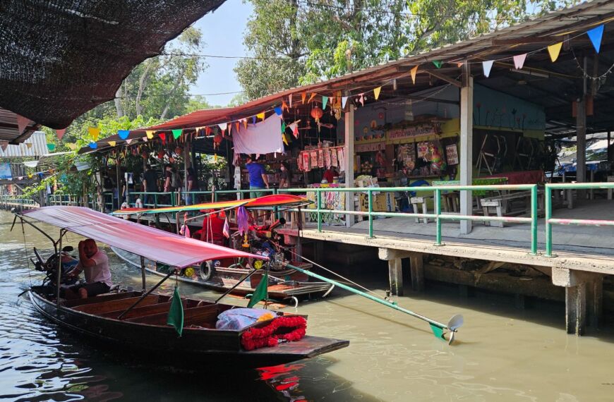 Floating markets in Bangkok