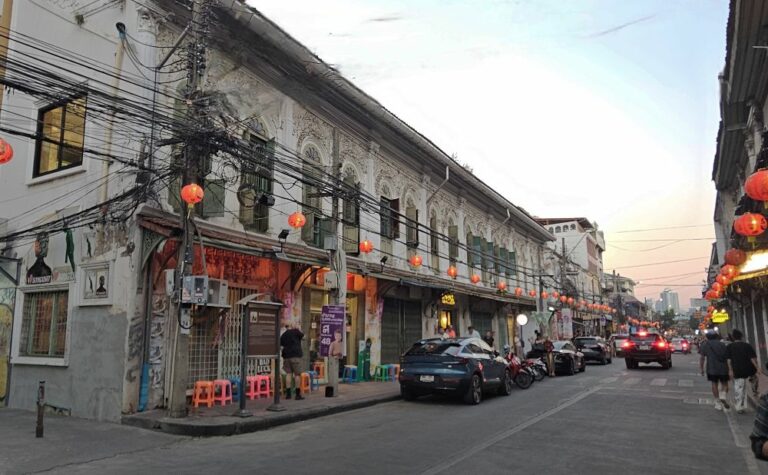 Song Wat Road Bangkok at dusk